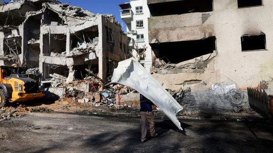 Una fila di palazzi bianchi sventrati da un'esplosione
