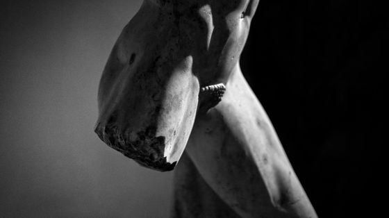 La bellezza nelle fratture del tempo: le statue antiche come metafora dei Giochi