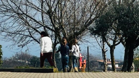 Zia Rachel passeggia nel cortile della casa famiglia di Vasto insieme a due dei suoi tre nipoti, i figli della famiglia nel bosco
