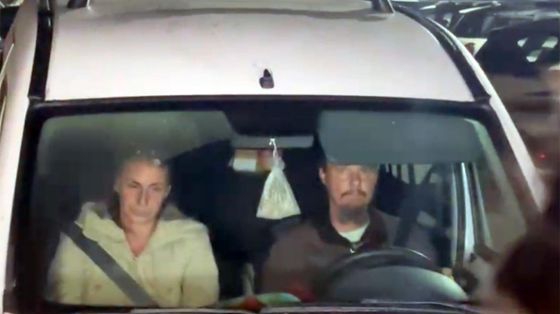 Frame video con i genitori, Catherine Birmingham e Nathan Trevallion,  in auto mentre lasciano la casa famiglia dove la mamma si trovava dal 20 novembre scorso con i suoi bambini / ANSA