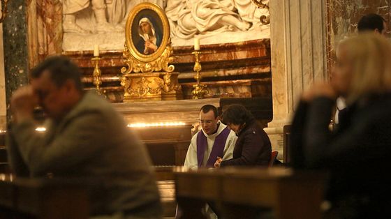 Le confessioni nella Chiesa di Sant'Agnese in Agone a Roma durante una delle precedenti edizioni delle "24 ore per il Signore"