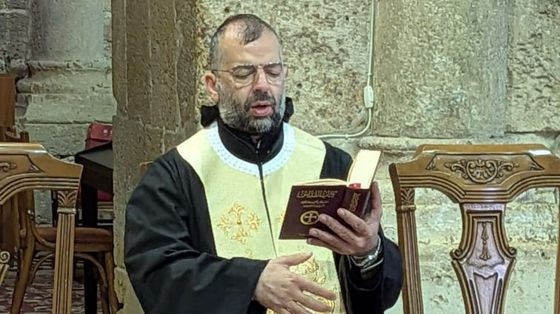 Padre Charbel Khoury, sacerdote maronita che vive e opera a Byblos, nel nord del Libano