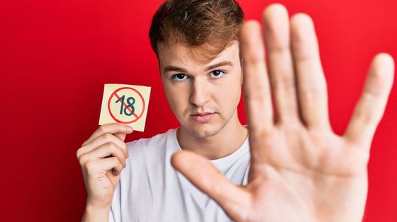 Avere 18 anni, oggi: niente patente, il sogno di un lavoro “ricco” e di tempo libero