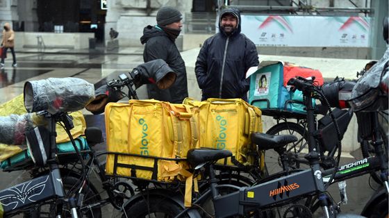 Contratto, paghe più alte e malattia: cosa chiedono i rider in sciopero