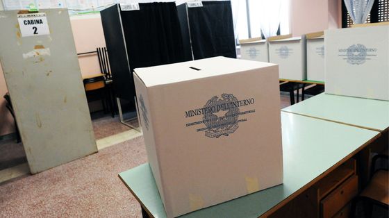 L'interno di un seggio elettorale. Foto d'archivio