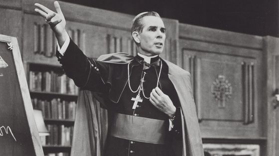 «La vita merita di essere vissuta». Così Fulton Sheen portò Dio in tv e non solo