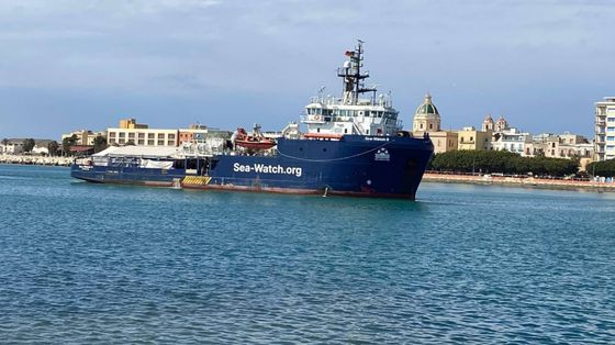 La Sea Watch attracca a Trapani, tutti i migranti sbarcati