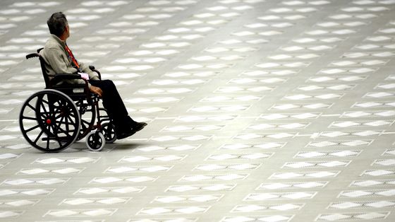 Una persona con disabilità fisica. Foto d'archivio