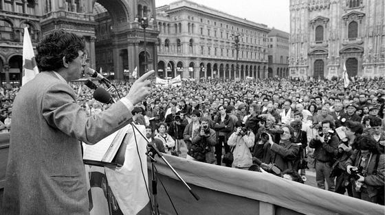 Bossi, il leader dal carisma basato sul corpo che ha rivoluzionato la politica italiana