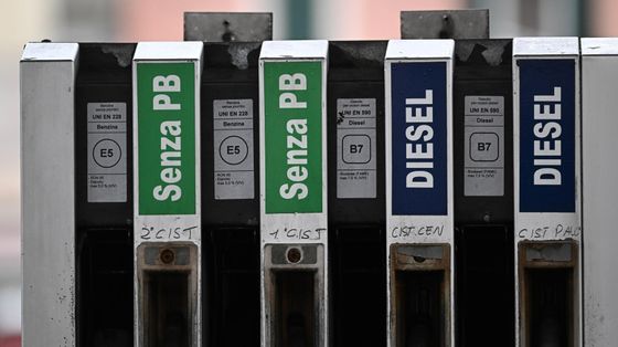 Benzina, chi abbassa i prezzi e chi no. Sul caro energia, imprese e governo avanti piano