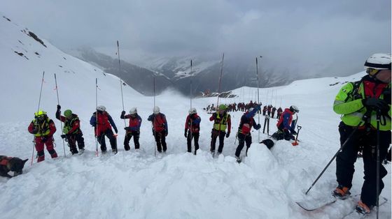 Maxi-valanga in Alto Adige, venticinque scialpinisti coinvolti: due morti e cinque feriti (tre gravi)