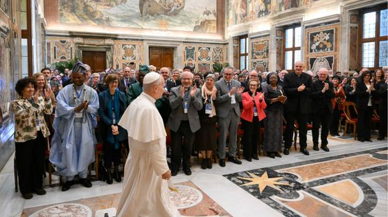 Papa ai Focolarini: «Arginare i seminatori di odio che riportano indietro l'umanità»