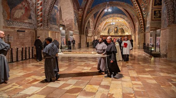 Le spoglie mortali di san Francesco sono state riposte. Ecco l'eredità che ci lasciano