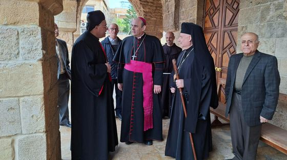 Il ponte bombardato, il nunzio bloccato dopo la Messa: la nostra domenica in Libano