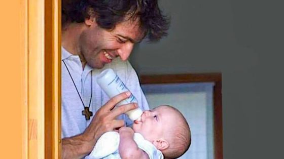 Don Roberto Malgesini con il suo nipotino