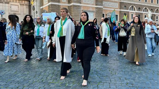 L’israeliana Yael Admi, a sinistra, e la palestinese Reem Al-Hajajreh ieri a Roma per la “Barefoot walk: mothers’ call for Peace”