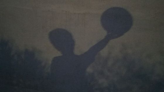 Un bambino con un pallone