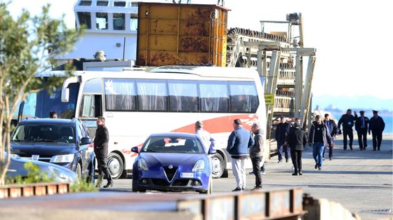 Via libera alla stretta sui rimpatri: cosa ha deciso l’Europa