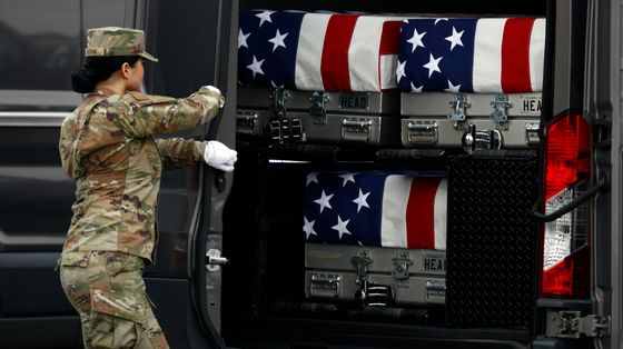 Trump farà la fine di Johnson e George W. Bush? In America torna l'incubo dei soldati uccisi