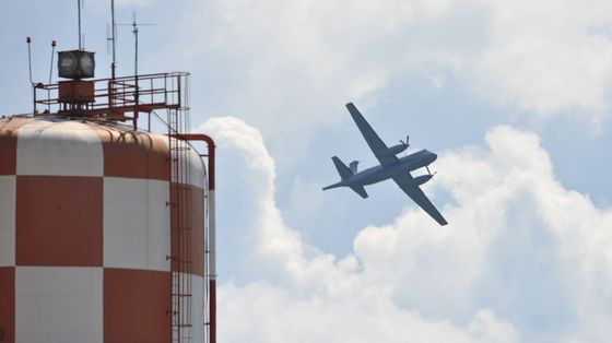 Un velivolo sopra la base di Sigonella