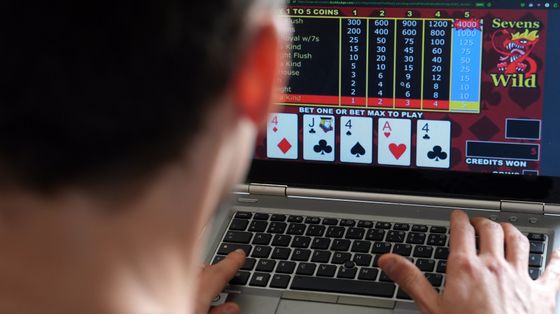 Un giovane scommette online