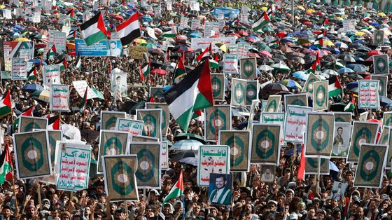 Sostenitori degli Houthi partecipano a una protesta contro gli Stati Uniti e Israele e in solidarietà con il popolo palestines
