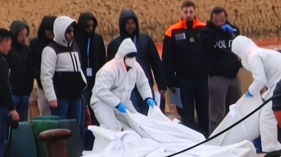 Lo sbarco delle salme a Lampedusa, dopo che la Guardia costiera ha soccorso una barca naufragata davanti a Lampedusa