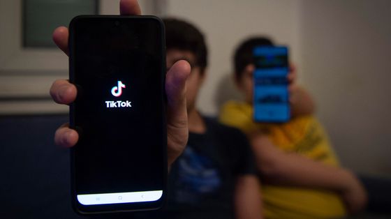 Due adolescenti mentre utilizzano i social network più diffuso tra i giovanissimi