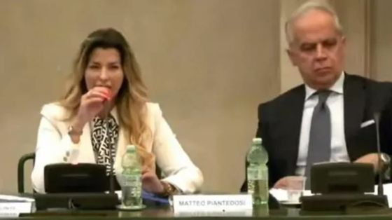 La giornalista Claudia Conte fotografata durante un evento pubblico accanto al ministro dell'Interno Matteo Piantedosi