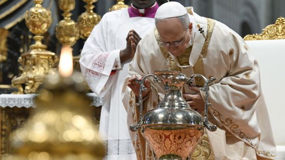Il Papa nella Messa Crismale: «Diffondere il profumo di Cristo in quest'ora buia della storia»