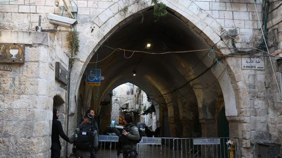 Gerusalemme: un posto di blocco israeliano allestito nella Città Vecchia, lungo una delle vie che conduce al Muro Occidentale / ANSA