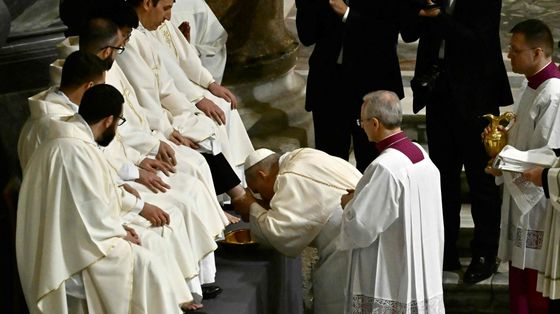 Il Papa: è bestemmia l’uomo che uccide. «Chiniamoci sugli oppressi»