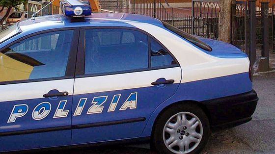 Studente si lancia dalla finestra, salvato dal prof