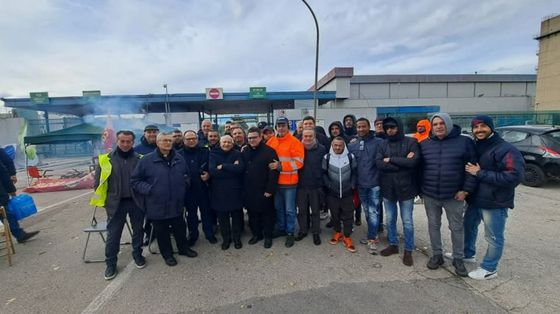 Parroci e lavoratori Trasnova di Pomigliano, foto del 5 dicembre 2024