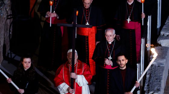 Il Papa e la Via Crucis al Colosseo: chi fa la guerra dovrà risponderne davanti a Dio