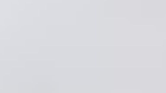 Una donna con in braccia il figlio in una tendopoli per sfollati a Khan Younis, nel sud della Striscia di Gaza