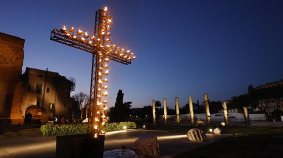 Il Papa e la Via Crucis al Colosseo: chi fa la guerra dovrà risponderne davanti a Dio