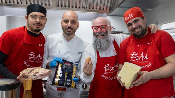 Lo staff dei ragazzi di PizzAut insieme a Nico Acampora e Marcello Zaccaria, chef di Accademia Barilla che ha guidato il percorso di formazione