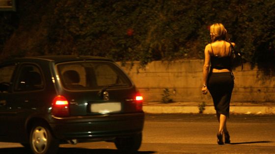 La storia di Anastasia: dal night alla strada e poi il “don” che l'ha salvata