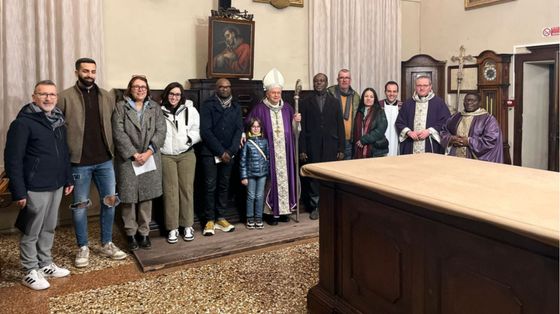 I catecumeni assieme al vescovo di Faenza-Modigliana, Mario Toso. Emily è la quarta da sinistra