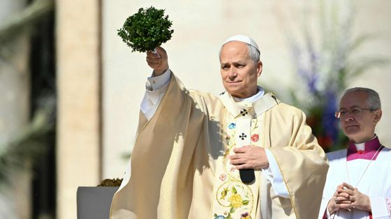 Il Papa alla Messa di Pasqua: «Guerre, profitto, soprusi: il mondo minacciato dagli abissi di morte»