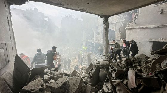 Soccorritori in azione a Beirut nel quartiere di Jnah, dove un raid israeliano ha colpito un edificio a 100 metri dall’ospedale Rafik Hariri / Reuters