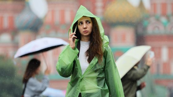 Una donna sulla Piazza Rossa di Mosca