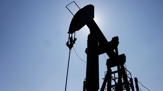 Petrolio in altalena sull’onda delle tensioni: corsa alle scorte