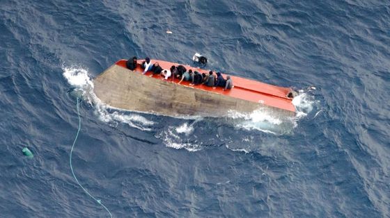 Il barcone capovolto in mare e i migranti disperati attaccati allo scafo / Sea Watch Italia