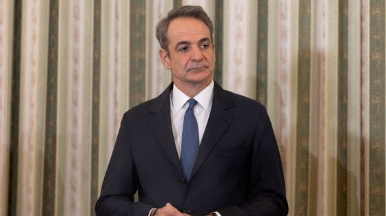 Un'immagine a mezzo busto di un uomo di mezza età in giacca e cravatta, capelli grigi, sguardo preoccupato