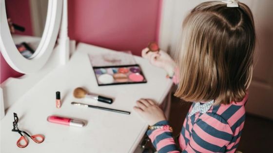 Anti-age e cosmetici per bambini? Quella pazza moda finita sotto la lente della Ue