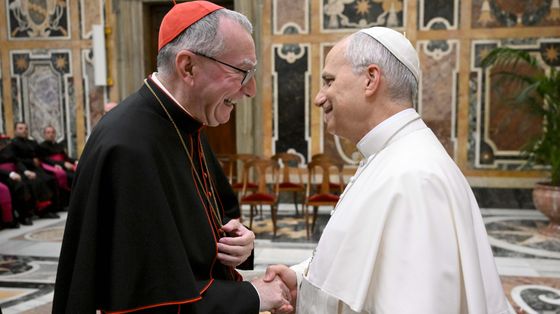 Papa Leone XIV assieme al cardinale Pietro Parolin, segretario di Stato Vaticano