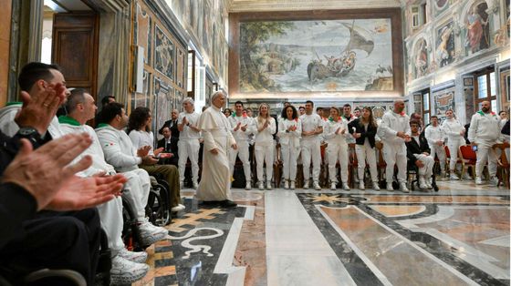 Il Papa agli atleti: «Lo sport è scuola di vita e di pace»