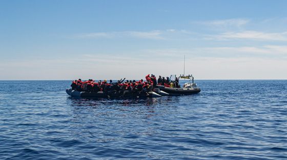 La nave di Emergency verso La Spezia con 71 migranti